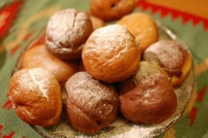 oliebollen atau donat goreng isi