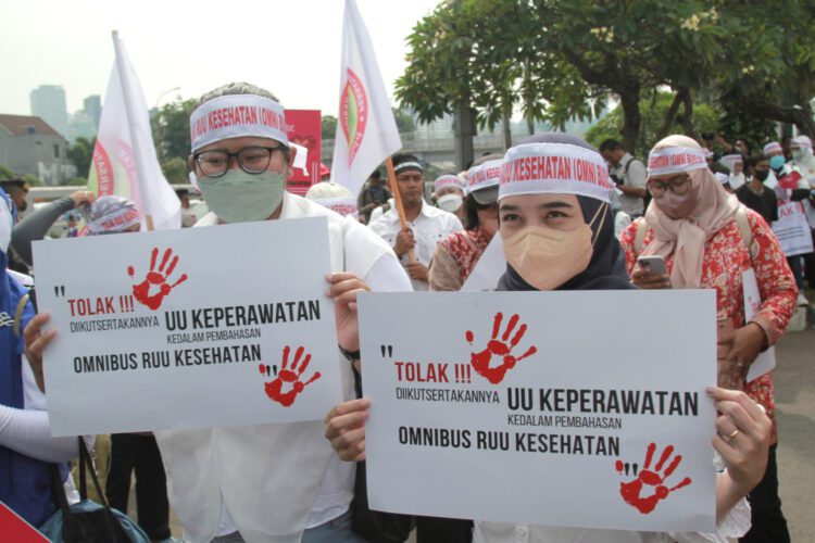 Omnibus Law Tidak Tepat untuk Sektor Kesehatan 20 Demo IDI Tolak RUU Kesehatan Omnibus Law Dery Ridwansah 3 750x500 1