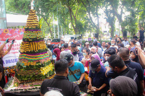 Rayakan HUT ke-16, Mercure Surabaya Grand Mirama Berbagi Kue Lapis Setinggi 1,6 Meter 20 IMG 20230228