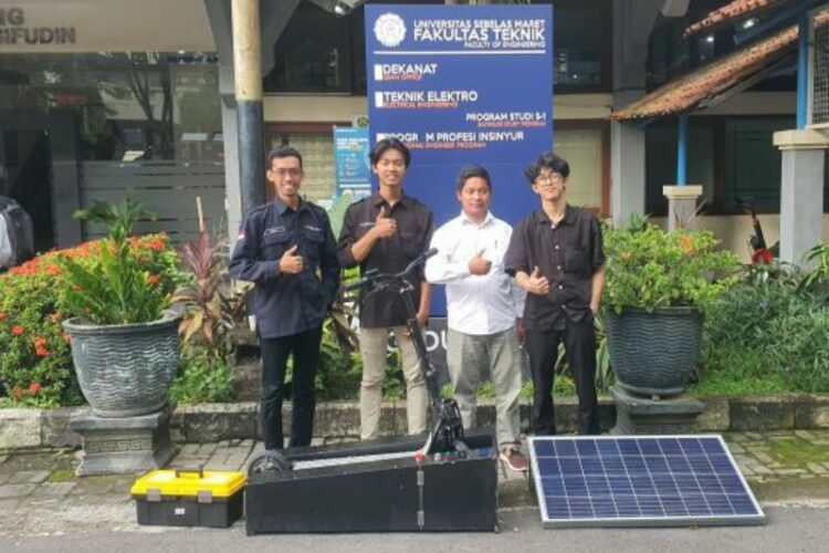 Mahasiswa UNS Rancang Stasiun Pengisian Daya untuk Skuter Listrik 17 baskara uns 750x500 1