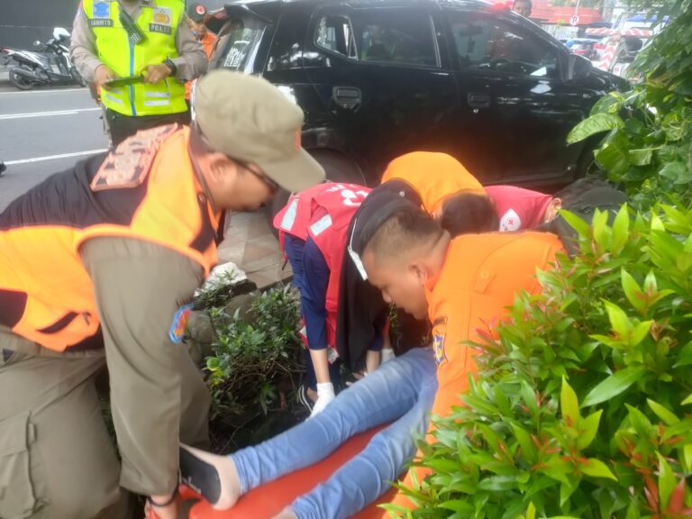 Tabrak Trotoar Jalan Diponegoro, Wanita asal Surabaya Tewas 20 mobil tabrak trotoar2 768x576 1