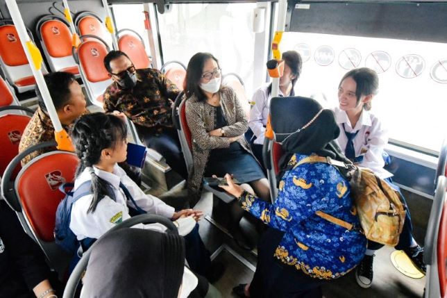 perwakilan unicef naik bus