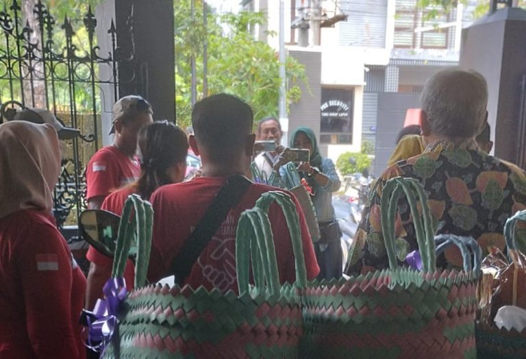Wujud Toleransi Beragama di Bulan Ramadhan, Pengusaha Tionghoa Bojonegoro Berbagi Sembako 20 1681646576 picsay 768x524 1