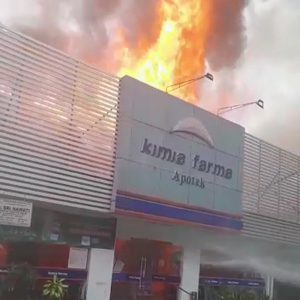 apotek kimia farma surabaya terbakar 11