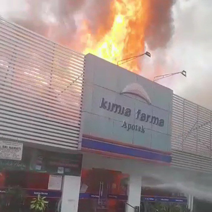 Diduga Korsleting Listrik Apotek Kimia Farma di Jalan Diponegoro Surabaya Terbakar 20 apotek kimia farma surabaya terbakar 11