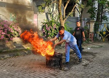 Dinas Damkar Beri Pelatihan Penggunaan APAR Bagi Karyawan FaveHotel Solo 20 IMG 20230522