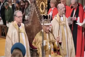 raja charles iii dan ratu camilla dimahkotai dalam upacara bersejarah inggris lsk