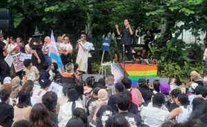 sekelompok remaja menggelar aksi sembari membentangkan bendera pelangi dan 230524101414 832 e1684903618793