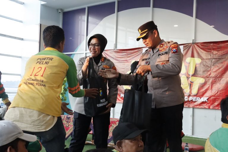 Sambut HUT ke-77 Bhayangkara, Polres Pelabuhan Tanjung Perak Berbagi Sembako ke Ratusan Portir 20 IMG 20230604 WA0060 768x512 1