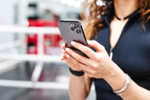 ilustrasi pakai iphone