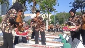 12 Peringati HUT Ke 45 FKPPI Jatim Lakukan Tabur Bunga di TMP 10 Nopember Surabaya
