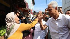 Kunjungi Pasar Baru, Ganjar Beber Strategi Stabilkan Harga Bahan Pokok 20 PDIP Jatim Ganjar di Pasar Baru Balikpapan 05122023
