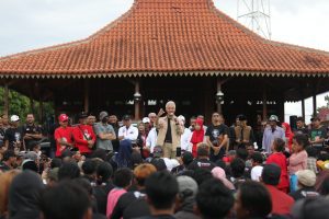 Warga Madiun Curhat Bantuan Tak Tepat Sasaran, Ganjar Pranowo: Makanya Kita Buat KTP Sakti 20 20240118 200437 68