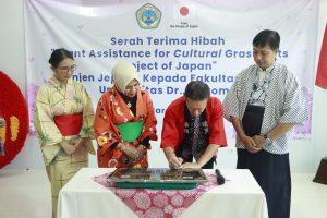 Penandatanganan Prasasti oleh Konjen Jepang dan Rektor disaksikan Ketua Pengurus YPCU Bachrul Amiq Kanan dan Dekan FS Kiri