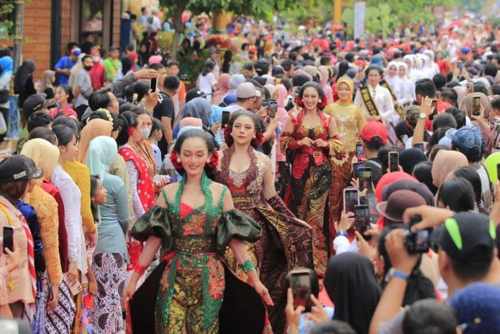 Catwalk Terpanjang Kebaya Kartini di Kota Madiun Berhasil Pecahkan Rekor MURI 20 kebaya 4