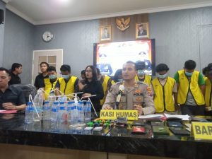 polisi gerebek kampung sabu