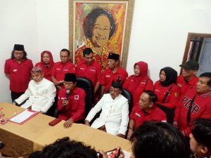 20240502 Ketua DPC PDIP Pegang Mik