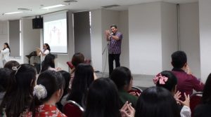 Michael Seno Rahardanto mempraktikkan salah satu gerakan Brain Gym2 800x445 1