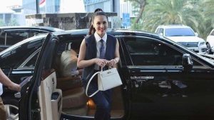 Gaya Sandra Dewi dengan Rolls Royce kado Harvey Moeis