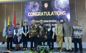 Foto bersama jajaran Yayasan Widya Mandala Surabaya Rektorat UKWMS dan Dekanat FKIP UKWMS2 730x445 1