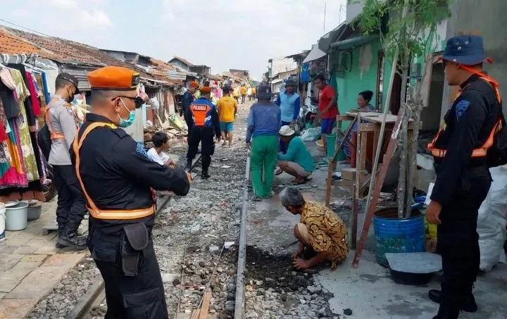 KAI Daop 8 Surabaya Larang Masyarakat Beraktivitas di Jalur Kereta Api 20 kai daop 8