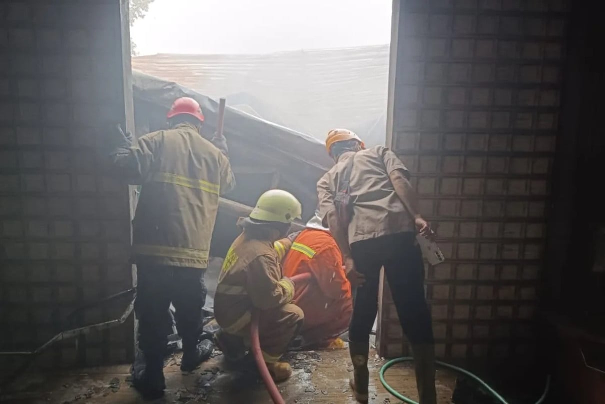 Diduga karena Pompa Air Overheat Penyebab Jatim Park 3 Kebakaran 20 petugas pemadam kebakaran melakukan upaya pemandaman api di ydhz