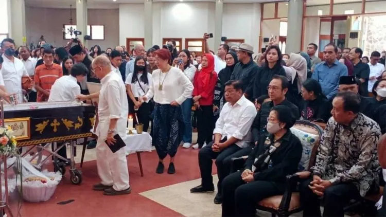 Ketum PDI Perjuangan Megawati Beri Penghormatan Terakhir Sebelum Romo Benny Dimakamkan 20 Megawati di Malang