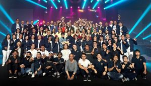 20241122 Pengisi acara konser berfoto bersama Ps. Yusak