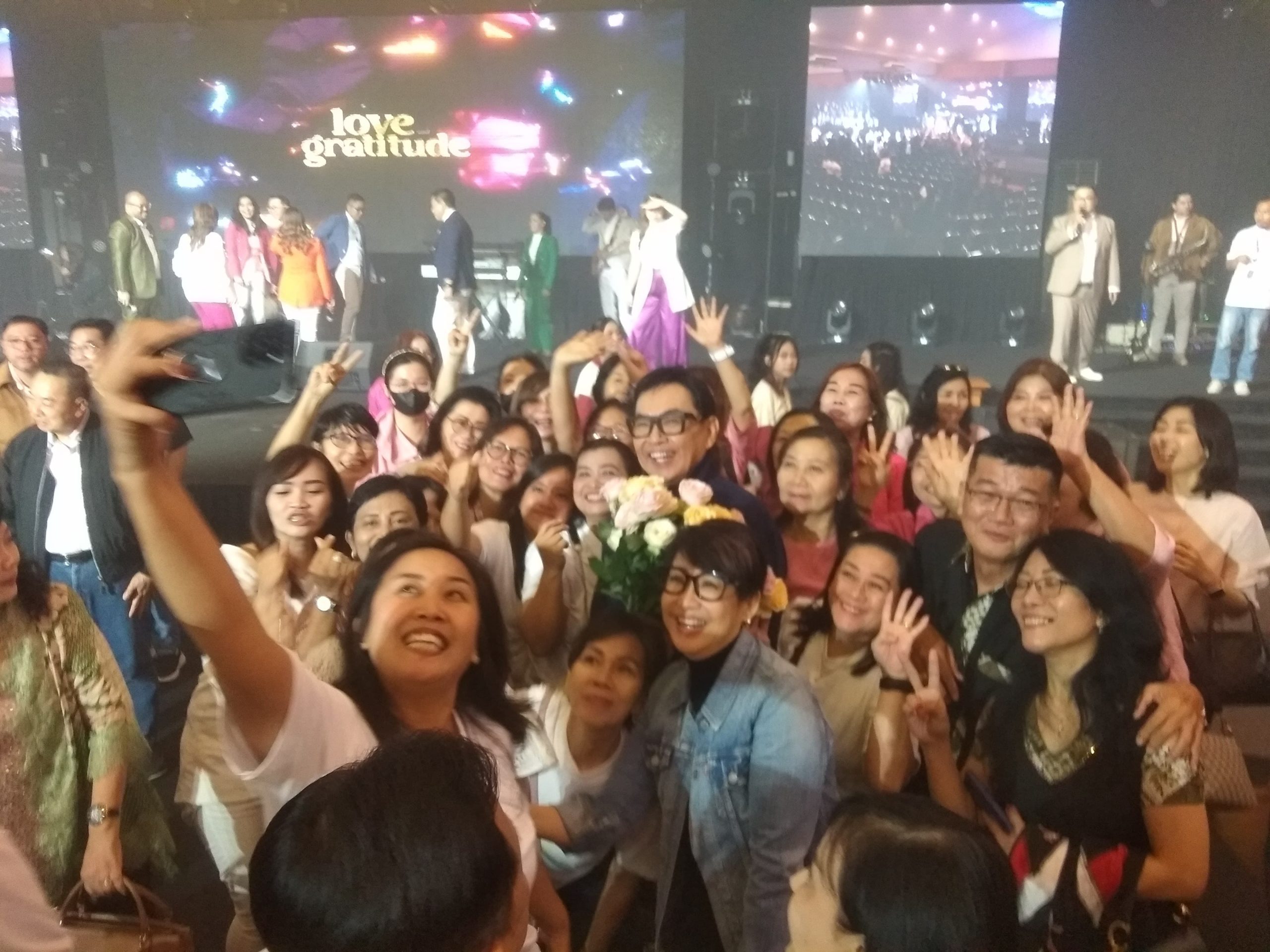 Kemeriahan Konser Album Rohani J’worship “Love Gratitude” 21 20241122 Ps. Yusak berfoto bersama jemaat yang hadir scaled