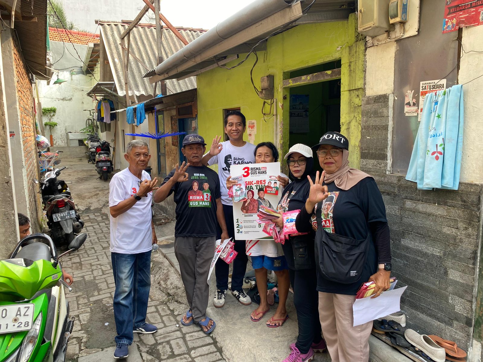 Kader PDI Perjuangan Eri Irawan Masuk Kampung Door to Door Menangkan Risma-Gus Hans dan Eri-Armuji 20 Kader PDIP Door to door