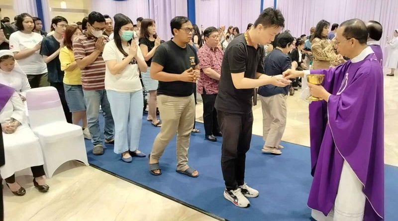 Ratusan Umat Katolik Ikut Misa Arwah di Grand Heaven Surabaya Doakan Arwah Orang Terkasih 20 c1 20241103 06352824 800x445 1