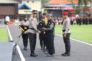polda jatim pimpin upacara 1536x1024 1