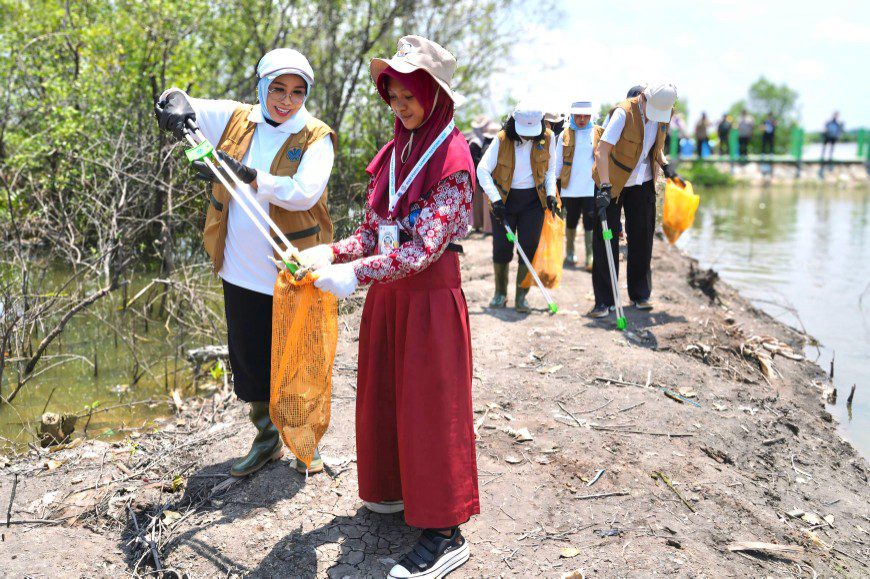 Aksi Bersih Mangrove, Fatma Gus Ipul : Bagian dari Upaya Meningkatkan Kesejahteraan Sosial 20 IMG 20250302