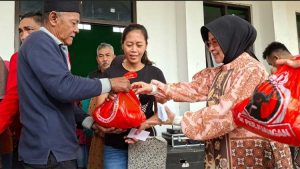 Renny Pramana bagikan Sembako