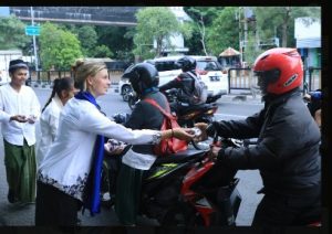 mahasiswa asing ubaya bagikan takjil