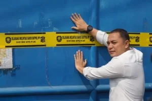 Eri didepan gudang Diana