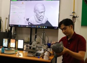 Kenang Paus Fransiskus, Mahasiswa Ubaya Ciptakan Wajah Paus 3D Printing 20 Mahasiswa Ubaya buat replika Paus Fransiskus