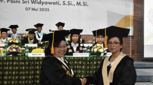 Prof Paini Sri Widyawati kanan usai menerima pengalungan gordon Guru Besar FTP UKWMS dok. PKP UKWMS2 800x445 1