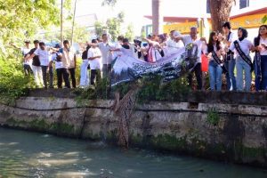 Dies Natalis ke 44 tahun Unitomo, Guyur Sungai dengan Eco Enzym 20 Civitas Unitomo