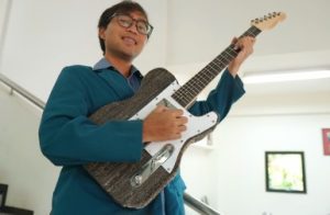 Mahasiswa Ubaya Ciptakan Gitar Listrik dari Kardus 23 Mahasiswa Ubaya ciptakan gitar dari kardus