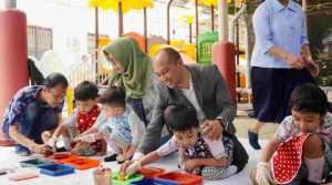 Peringati Hari Batik Mercure Surabaya Ajak Anak TK Santa Maria Bikin Batik dari Linen Bekas 20 Hari Batik Mercure