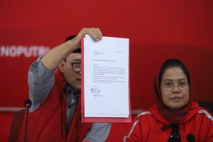 Kanang Budi menunjukkan surat