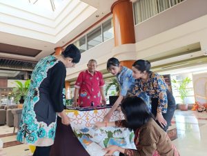 staff hotel melihat salah satu batik tulis kota tua