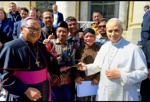 Penyerahan Patung Yusuf Arimatea kepada Paus