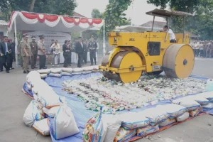 musnahkan rokok dan iras ilegal