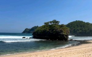 Keindahan Pantai Selok Malang