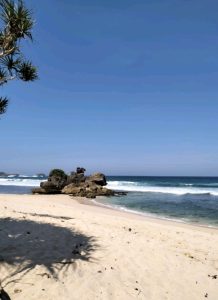 Pentingnya Komunikasi Pariwisata bagi Generasi Z dalam Memperkenalkan Potensi Wisata Pantai Selok Malang 20 Suasana Pantai Selok Malang