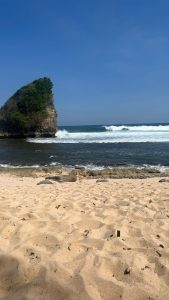 Suasana pantai Ngudel