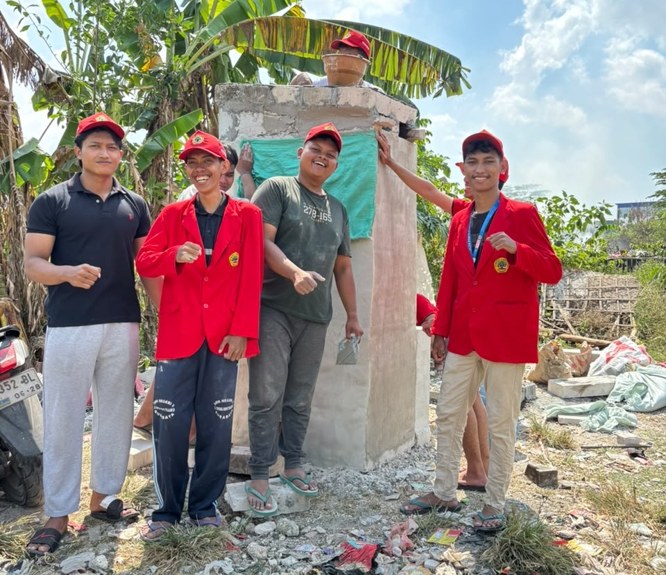 Atasi Polusi Asap Pembakaran, Mahasiswa KKN Untag Surabaya Kembangkan 'Tungku Roket' di Desa Kertosono 20 KKN Untag asap