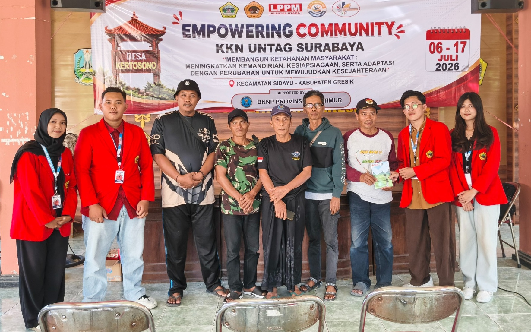 Inovasi Penerangan Panel Surya Mahasiswa Untag Tingkatkan Keamanan Jalan Area Persawahan Desa Kertosono 20 KKN Untag panel surya